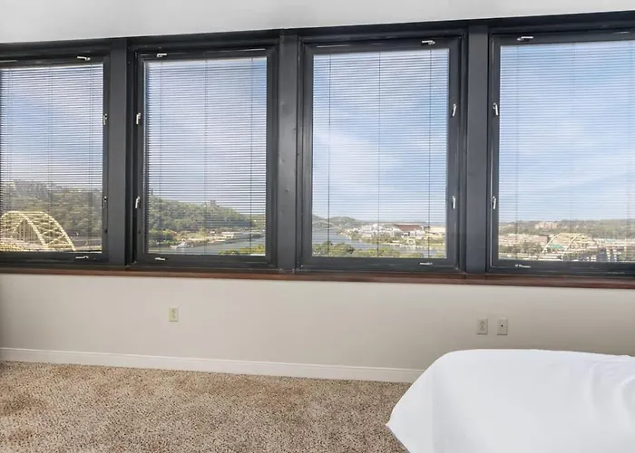 Apartment Sleek 2br Downtown Retreat With Gym