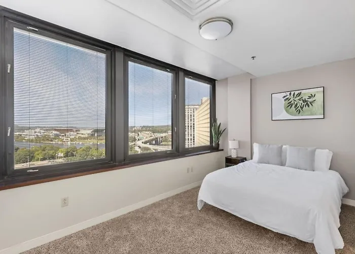 Sleek 2br Downtown Retreat With Gym Apartment *