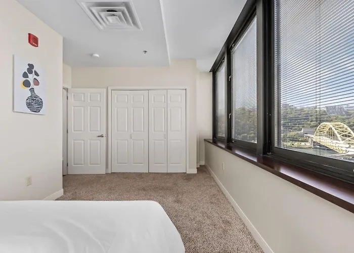 Sleek 2br Downtown Retreat With Gym