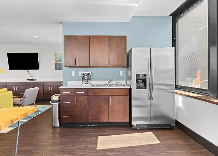 Sleek 2br Downtown Retreat With Gym Apartment *