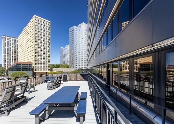Apartment Sleek 2br Downtown Retreat With Gym *